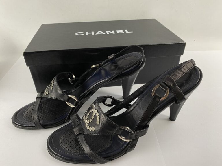 CHANEL - Sandales en cuir noir et marine cloutées du sigle « CC ». - Talon 10 c…