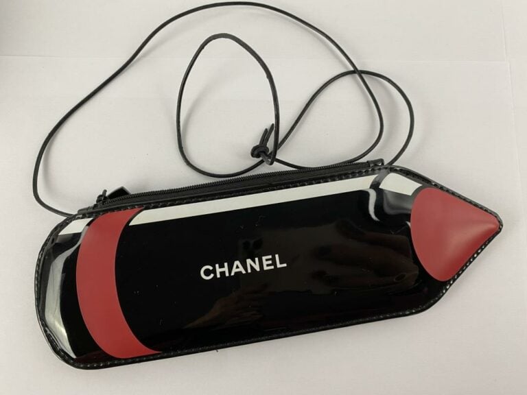 CHANEL - Trousse crayon en vinyle noir, cadeau VIP - État neuf - 24/8 cm