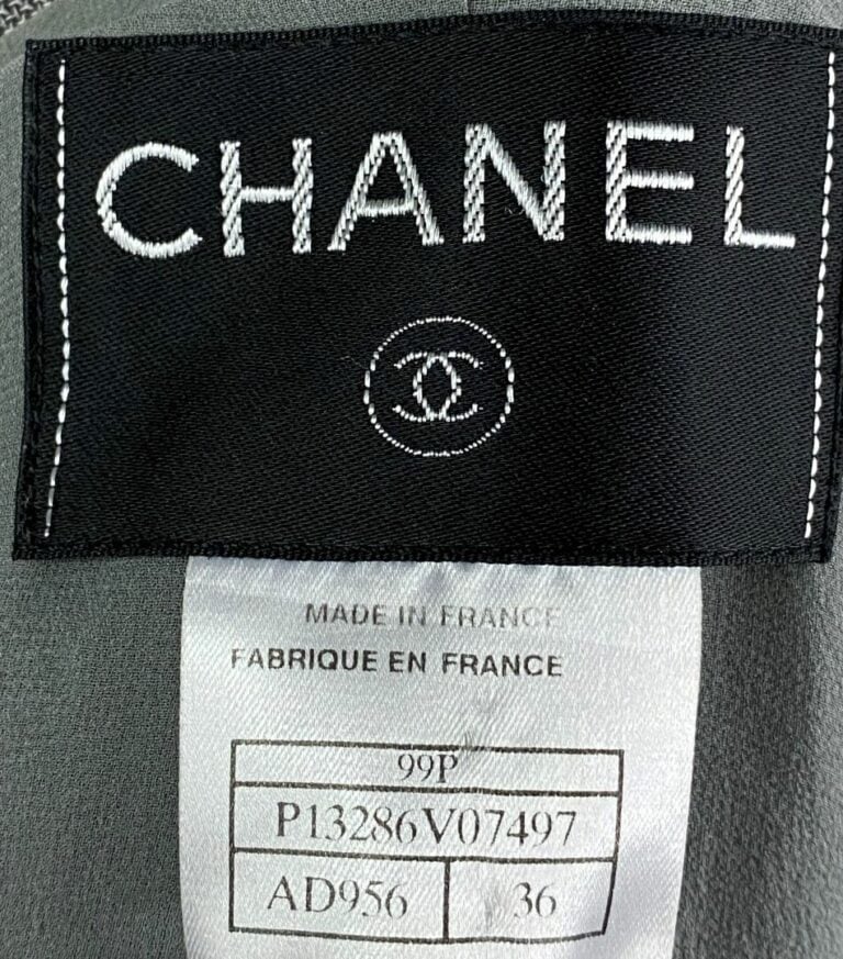 CHANEL - Veste en viscose grise, boutons argentés signés "CC" - Taille 36