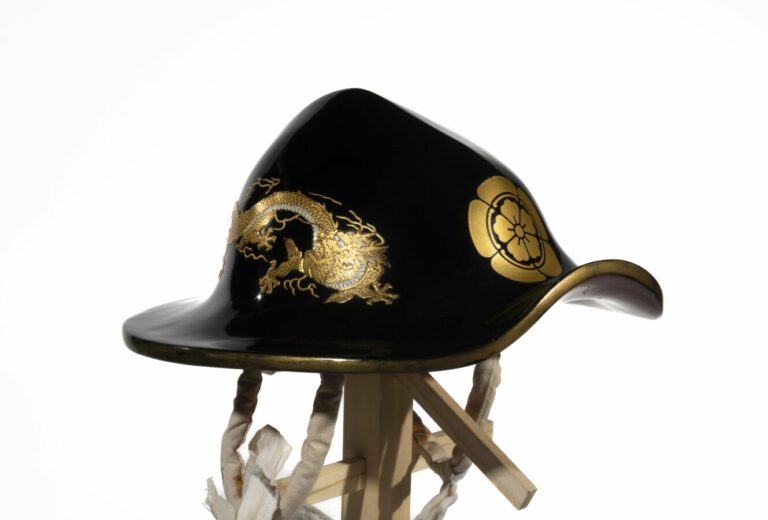Chapeau de samurai laqué noir, à décor de dragons laqué or, - L'intérieur laqué…