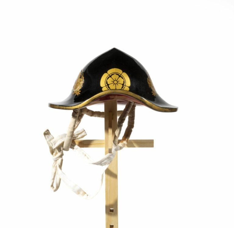 Chapeau de samurai laqué noir, à décor de dragons laqué or, - L'intérieur laqué…