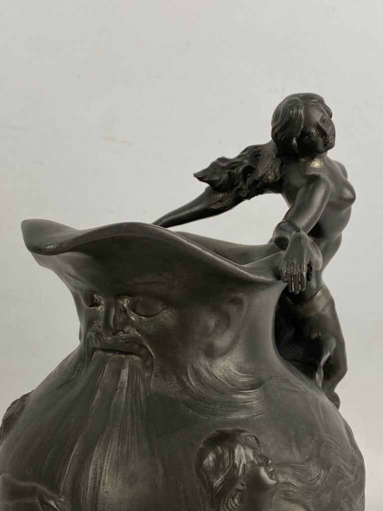 Charles PERRON (1862-1934) - Pichet en étain à décor de baigneuses en relief -…