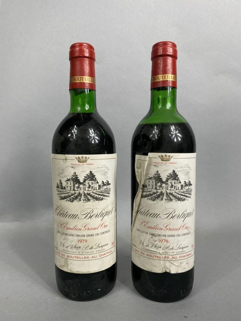 Château Berliquet, Saint-Emilion - Lot de deux bouteilles, 1979 - (bas épaule)…