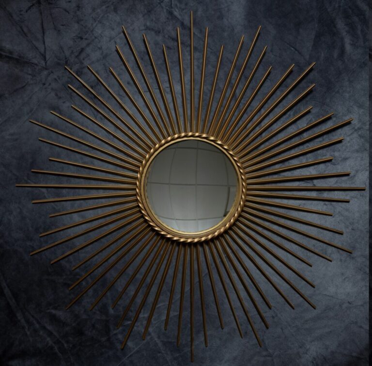 CHATY à Vallauris - Miroir soleil en métal doré - Signé - H : 70 cm - Diam : 19…