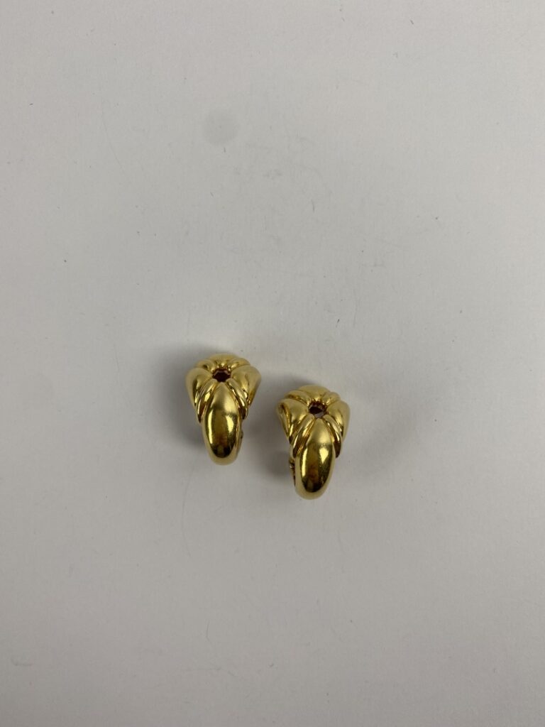 CHAUMET Paris - Paire de clips d'oreilles en or jaune (750) à motif ajouré et g…