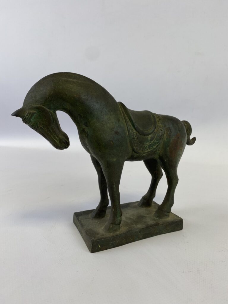 Cheval en bronze à patine verte dans le style Han - H: 17 cm