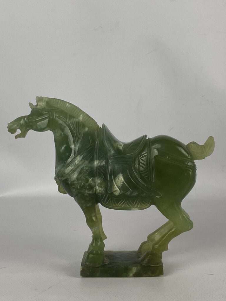 Cheval en serpentine représenté debout sur une base carrée - Dans le goût chino…