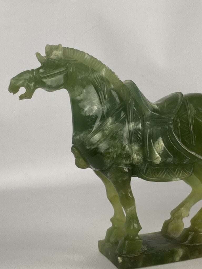 Cheval en serpentine représenté debout sur une base carrée - Dans le goût chino…