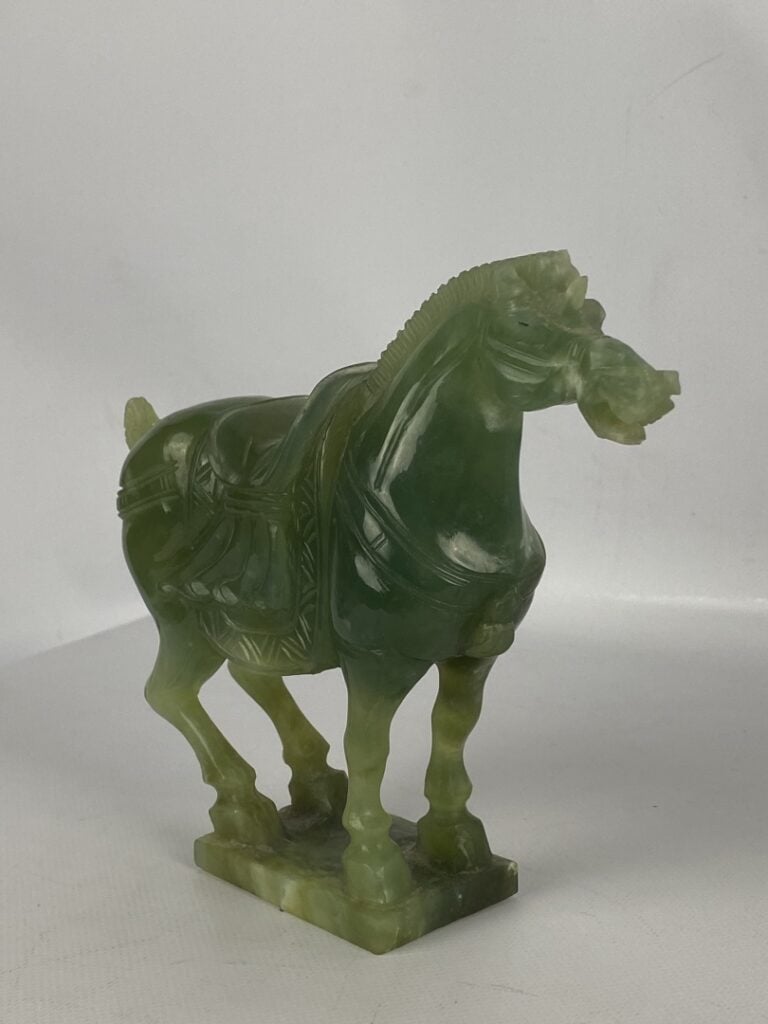 Cheval en serpentine représenté debout sur une base carrée - Dans le goût chino…