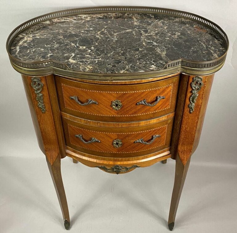 Chevet de forme rognon en bois de placage à décor marqueté de filets alternés o…