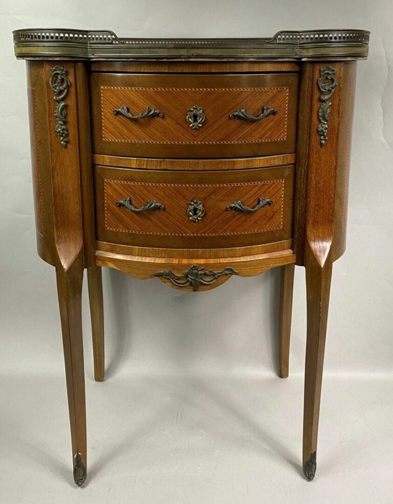 Chevet de forme rognon en bois de placage à décor marqueté de filets alternés o…