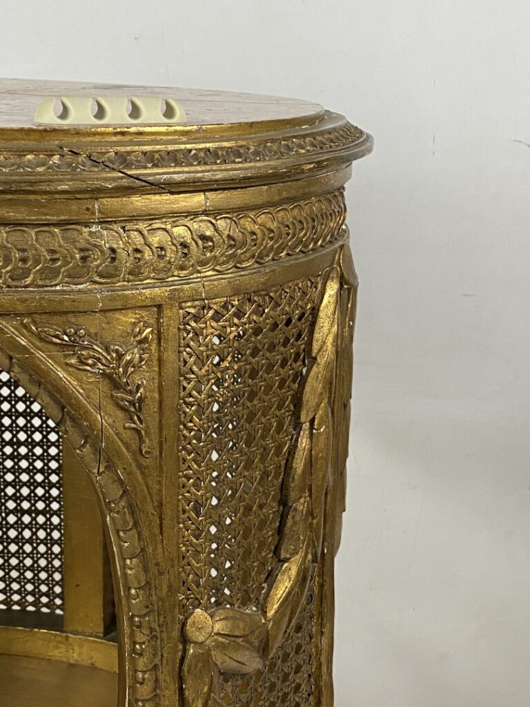 Chevet de forme tambour en bois doré sculpté à décor de frises de piastres enfi…