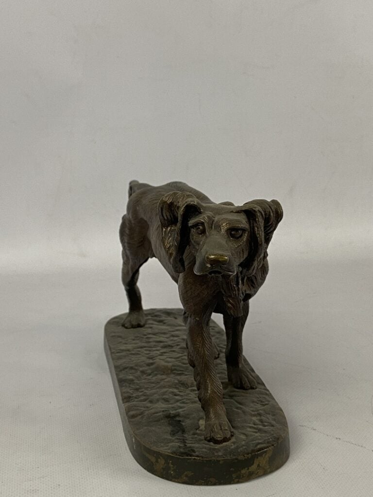 Chien de chasse - Epreuve en régule patiné - - H 16,5 x L 25 x P 10 cm