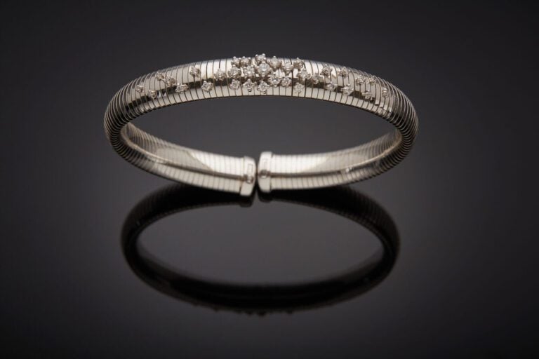 CHIMENTO - BRACELET flexible " tubogaz" en or gris (750‰) ouvert, flanqué de di…