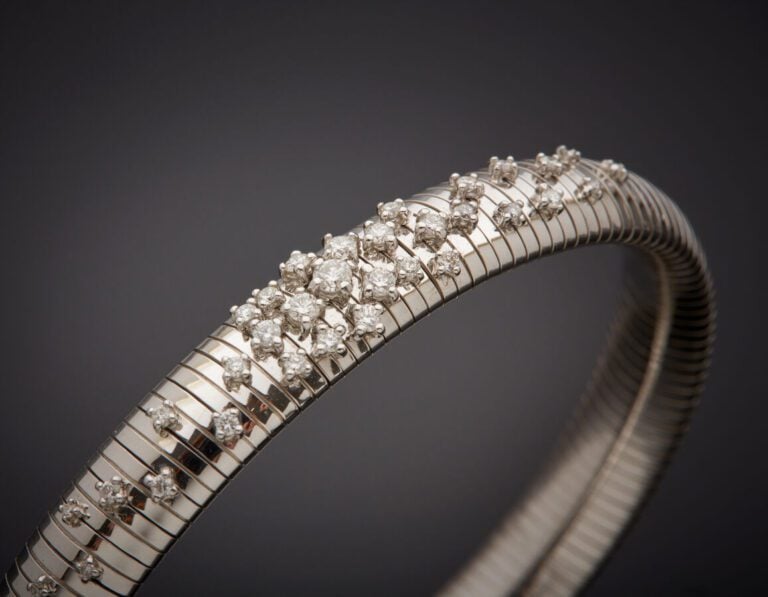 CHIMENTO - BRACELET flexible " tubogaz" en or gris (750‰) ouvert, flanqué de di…