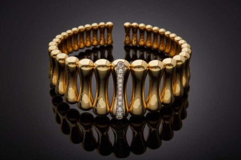 CHIMENTO - BRACELET manchette flexible en or jaune (750‰) ajouré, à motifs "oss…