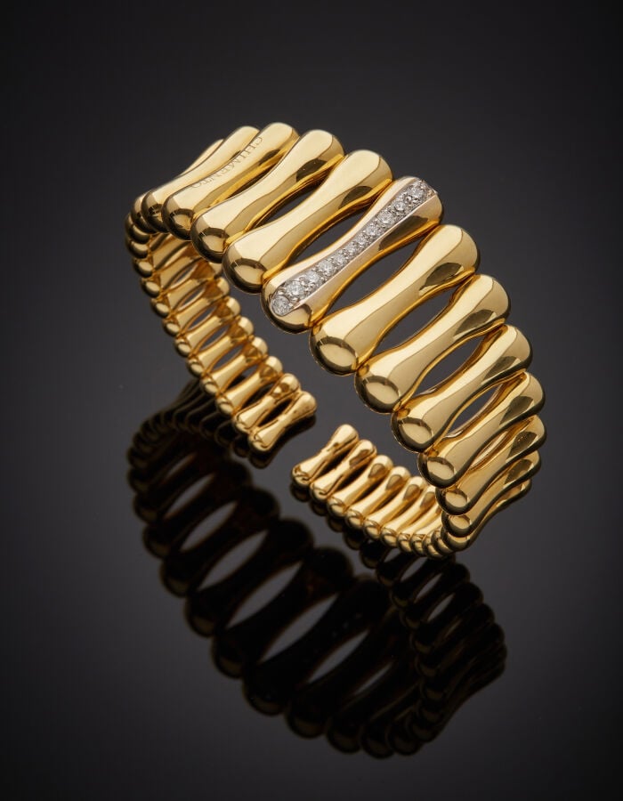CHIMENTO - BRACELET manchette flexible en or jaune (750‰) ajouré, à motifs "oss…