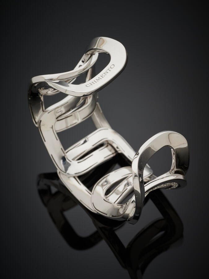 CHIMENTO - Large BRACELET manchette rigide ouvert en or gris (750‰) ajouré, à m…