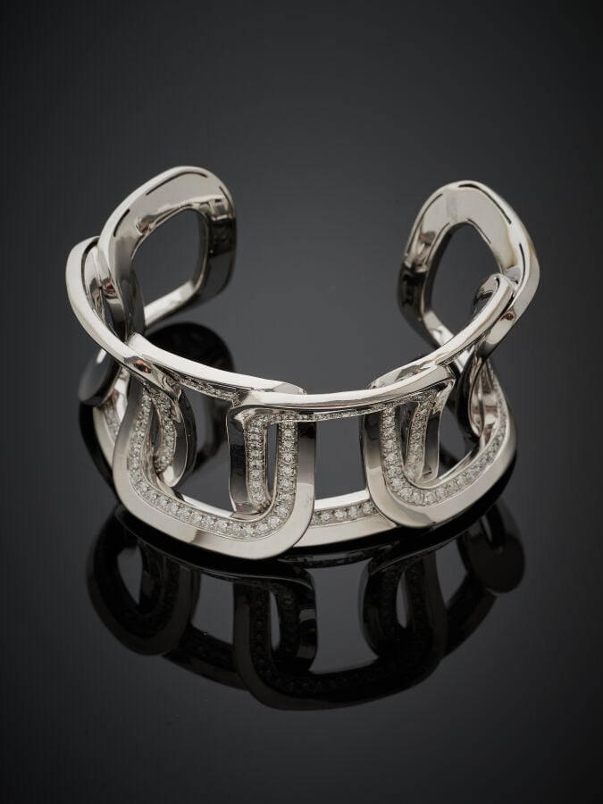 CHIMENTO - Large BRACELET manchette rigide ouvert en or gris (750‰) ajouré, à m…