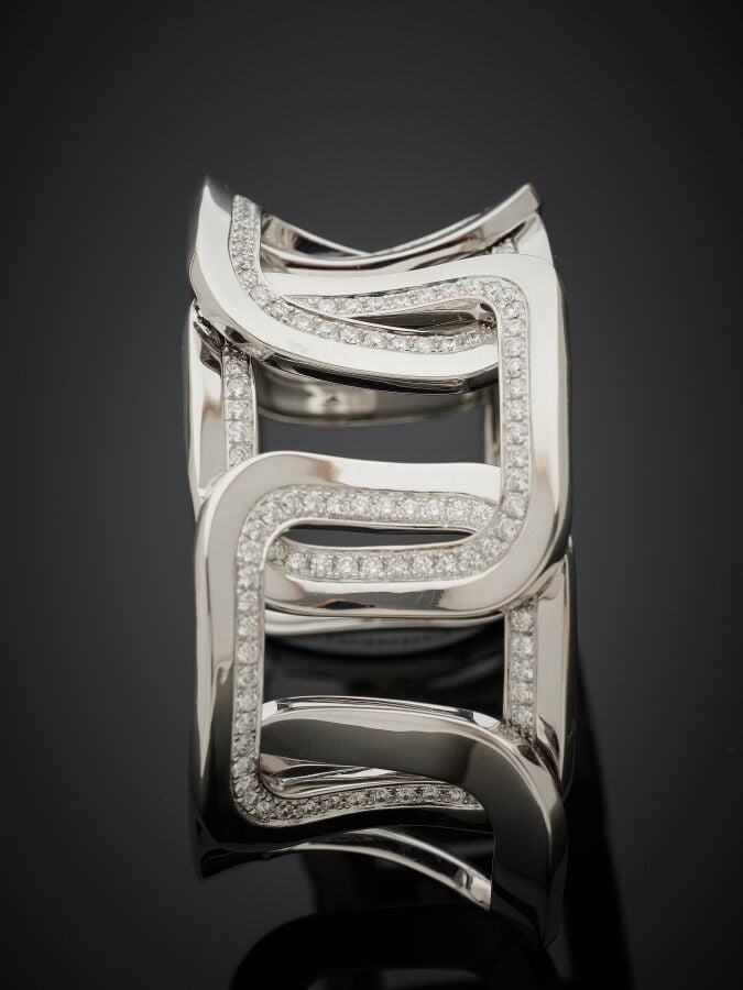CHIMENTO - Large BRACELET manchette rigide ouvert en or gris (750‰) ajouré, à m…