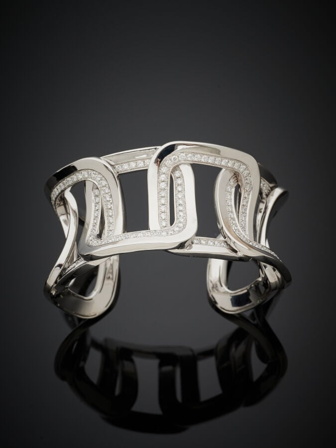 CHIMENTO - Large BRACELET manchette rigide ouvert en or gris (750‰) ajouré, à m…