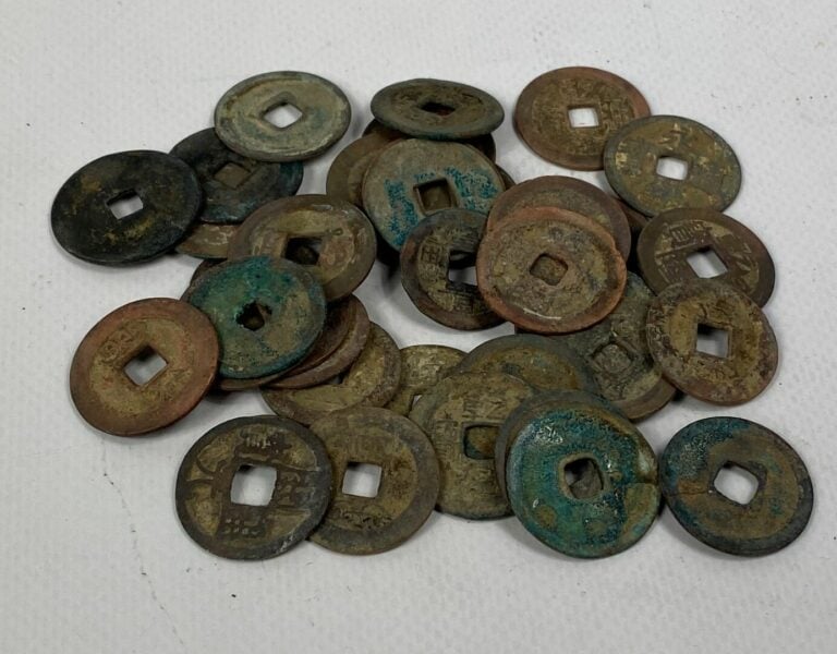 CHINE - Accumulation d'une trentaine de pièces de monnaie/sapèques. Toutes circ…