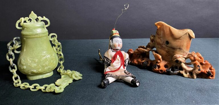CHINE & ASIE DU SUD-EST - Ensemble de sujets asiatiques en bois peint et terre…