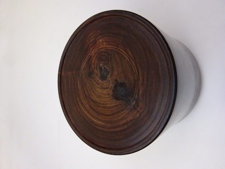 CHINE - Boîte en bois indigène de forme circulaire - H : 13 cm - Diam : 12 cm -…