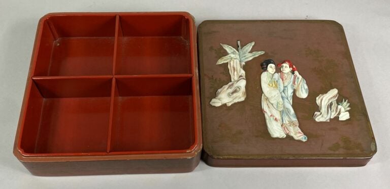 CHINE - Boite en bois laqué avec incrustations de nacre à décor en relief d'un…