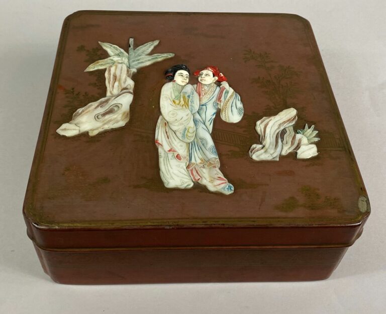 CHINE - Boite en bois laqué avec incrustations de nacre à décor en relief d'un…