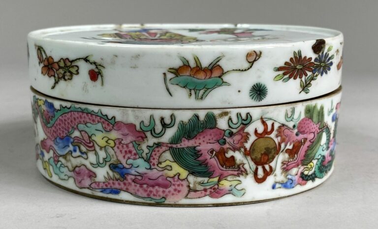 CHINE - Boîte ronde couverte en porcelaine émaillée dans le style de la Famille…