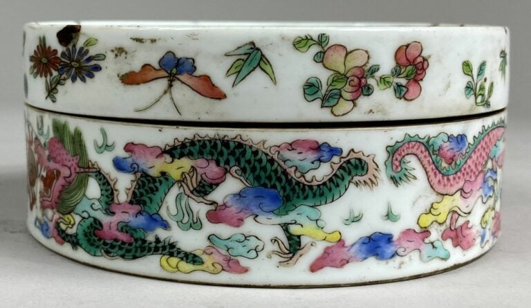 CHINE - Boîte ronde couverte en porcelaine émaillée dans le style de la Famille…