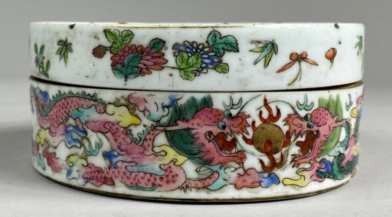 CHINE - Boîte ronde couverte en porcelaine émaillée dans le style de la Famille…
