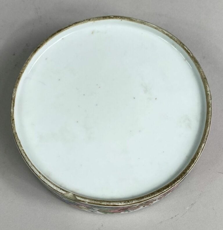 CHINE - Boîte ronde couverte en porcelaine émaillée dans le style de la Famille…