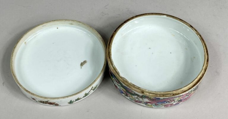 CHINE - Boîte ronde couverte en porcelaine émaillée dans le style de la Famille…