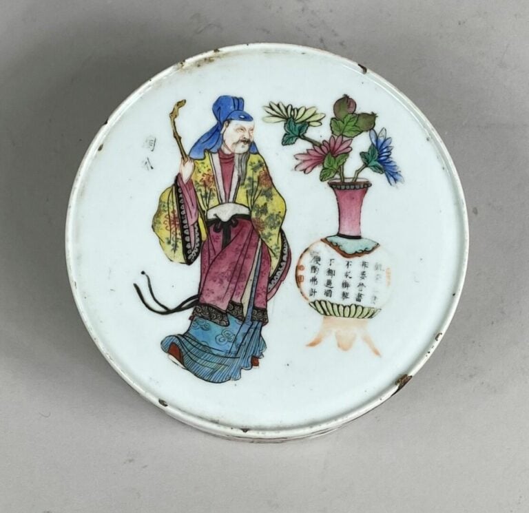 CHINE - Boîte ronde couverte en porcelaine émaillée dans le style de la Famille…