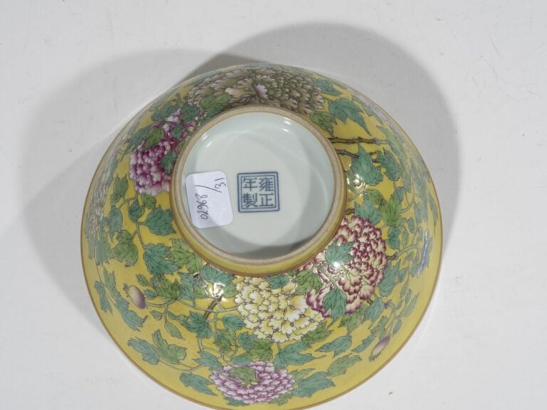 CHINE - Bol à décor de fleurs sur fond jaune, - Marque apocryphe Yongzheng au d…