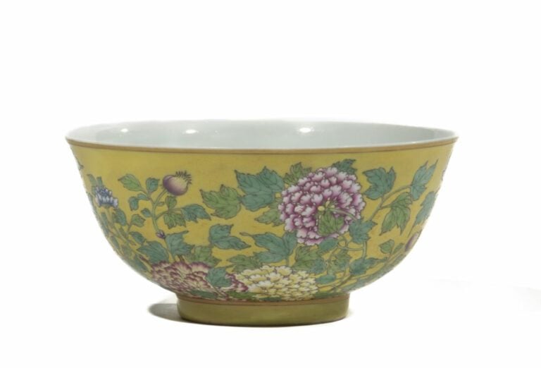 CHINE - Bol à décor de fleurs sur fond jaune, - Marque apocryphe Yongzheng au d…