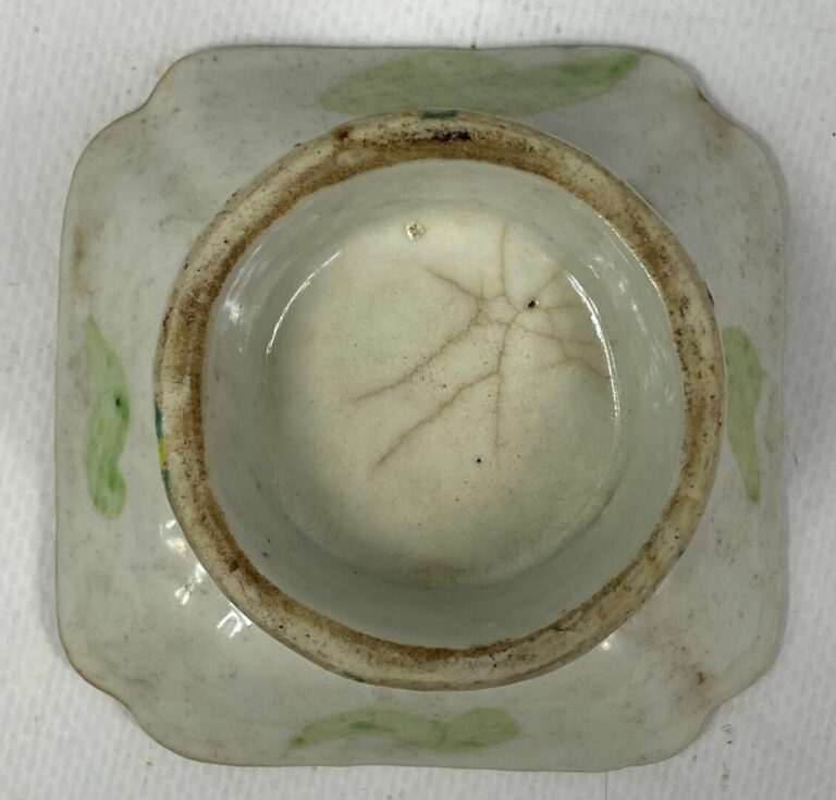 CHINE - Boussole de géomancie en os gravé - On joint une coupe en porcelaine à…
