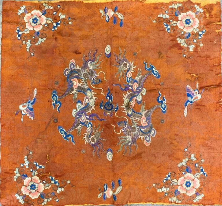 CHINE, - Broderie en tissu à décor de dragons et papillons volant parmi les nua…