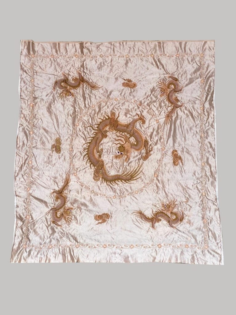 CHINE - Broderie / Tenture en soie beige / saumon à décor de dragons parmi volu…
