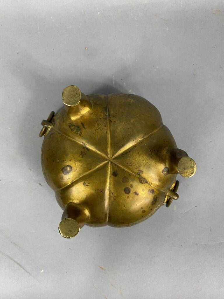 CHINE - Brûle-parfum en bronze doré tripode à décor de scènes animées sur le po…