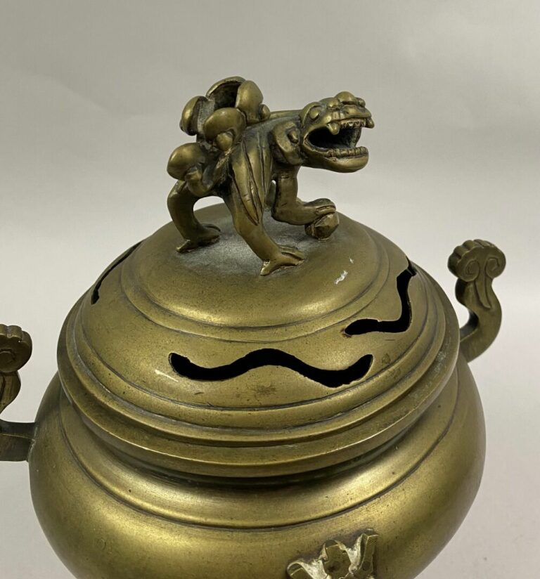 CHINE - Brûle-parfum en bronze doré tripode sur son socle, le frétel du couverc…