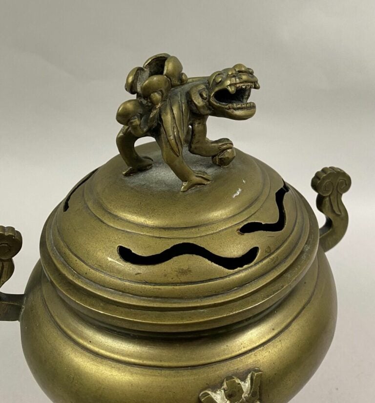 CHINE - Brûle-parfum en bronze doré tripode sur son socle, le frétel du couverc…