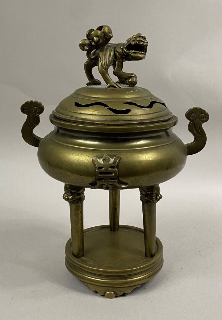 CHINE - Brûle-parfum en bronze doré tripode sur son socle, le frétel du couverc…