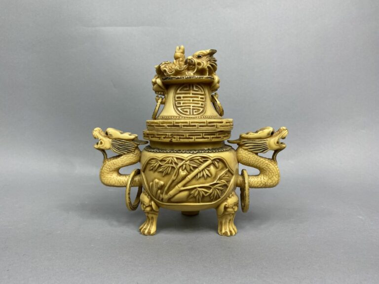 CHINE - Brûle-parfum en résine sculptée à décor d'une bambouseraie sur la panse…