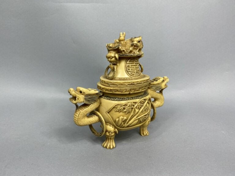 CHINE - Brûle-parfum en résine sculptée à décor d'une bambouseraie sur la panse…