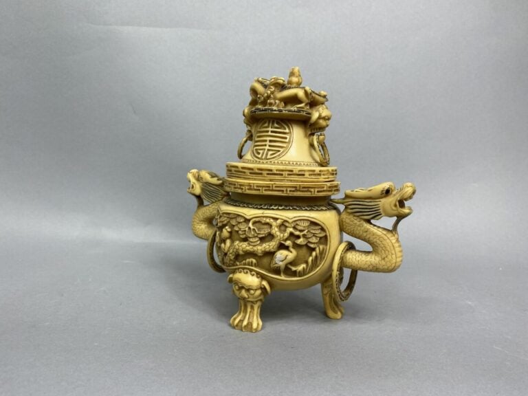 CHINE - Brûle-parfum en résine sculptée à décor d'une bambouseraie sur la panse…