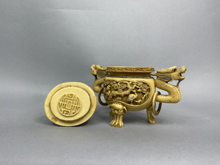 CHINE - Brûle-parfum en résine sculptée à décor d'une bambouseraie sur la panse…