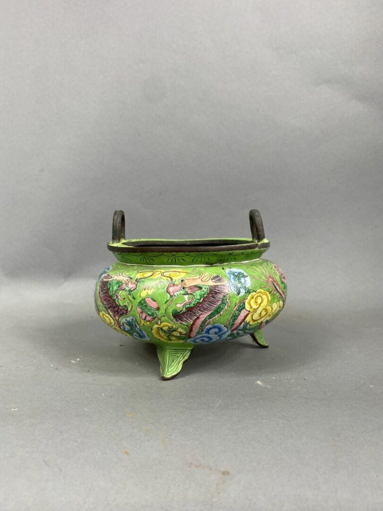 CHINE - Brûle-parfum tripode en émaux peint à décor de dragons parmi des volute…